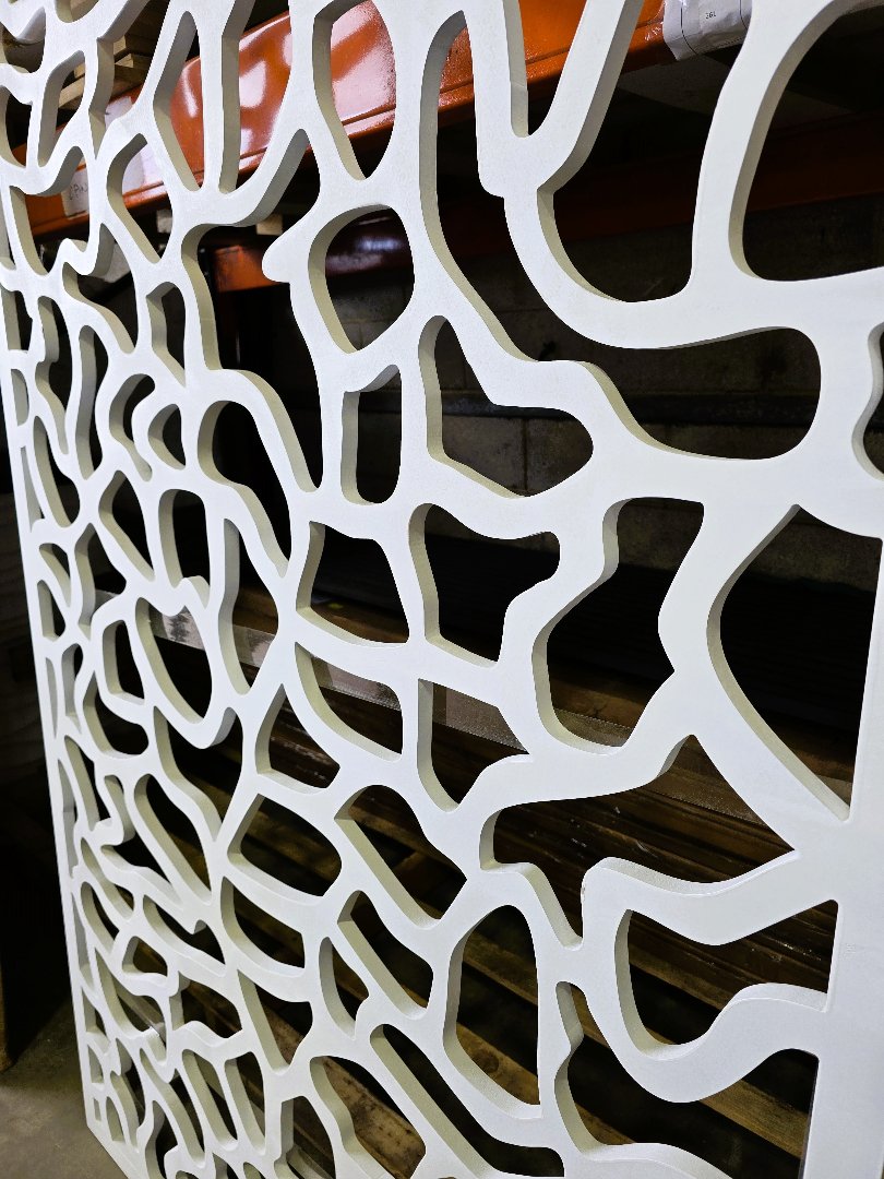Side angle view of wavy design carved fretwork panel